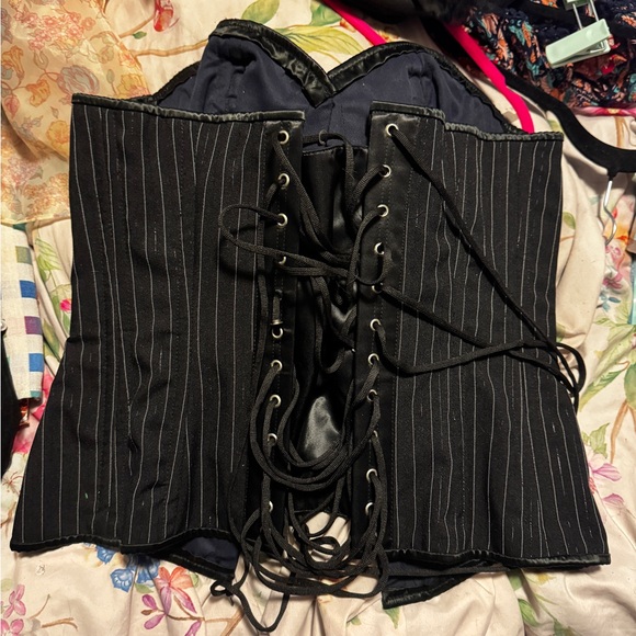 Pinstripe overbust corset, 30”, decent boning - Picture 2 of 3